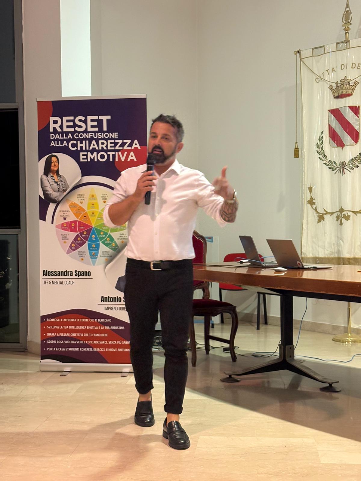 Antonio Saracino durante un evento di coaching e comunicazione positiva